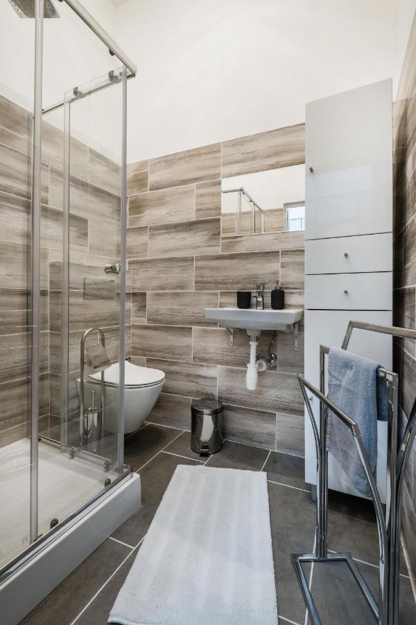 Appartamento Jacuzzi And Privacy With 2 Balconies And Free Garage Budapest Esterno foto